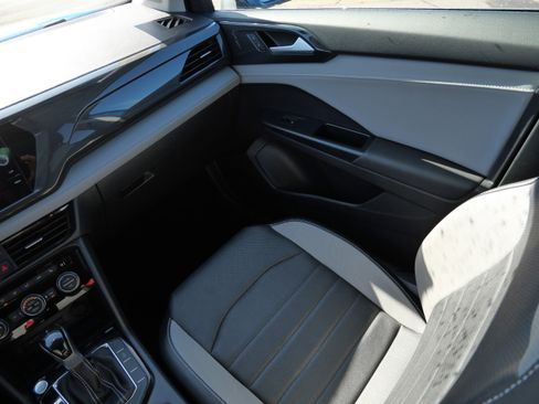 Certified 2022 Volkswagen Taos SEL image 11