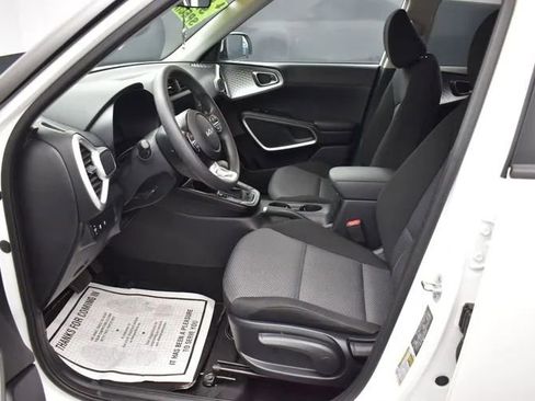 Used 2025 Kia Soul LX w/ LX Technology Package FWD image 14