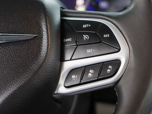 Used 2023 Chrysler Pacifica Touring-L FWD image 14