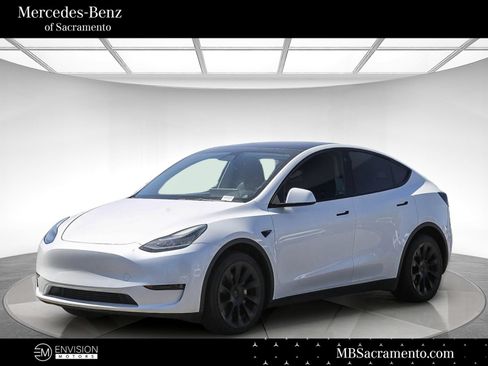 Used 2022 Tesla Model Y Long Range AWD/4WD image 1