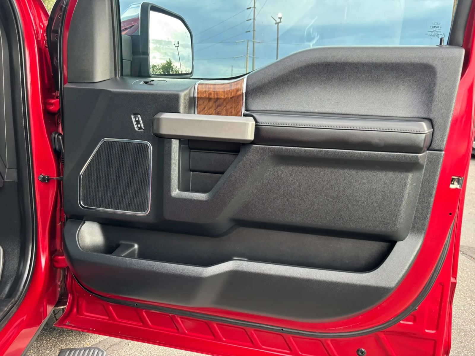 Used 2015 Ford F150 Platinum w/ Equipment Group 701A Luxury AWD/4WD image 22