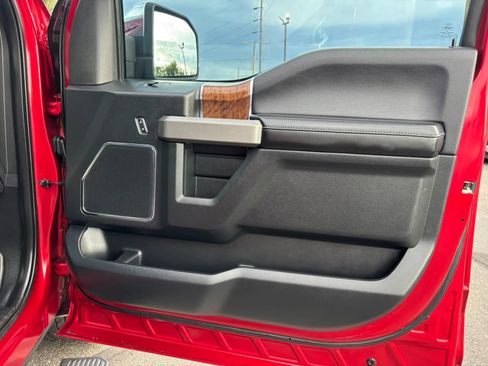 Used 2015 Ford F150 Platinum w/ Equipment Group 701A Luxury AWD/4WD image 22