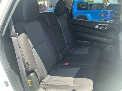 Used 2018 Nissan Pathfinder SV FWD image 15