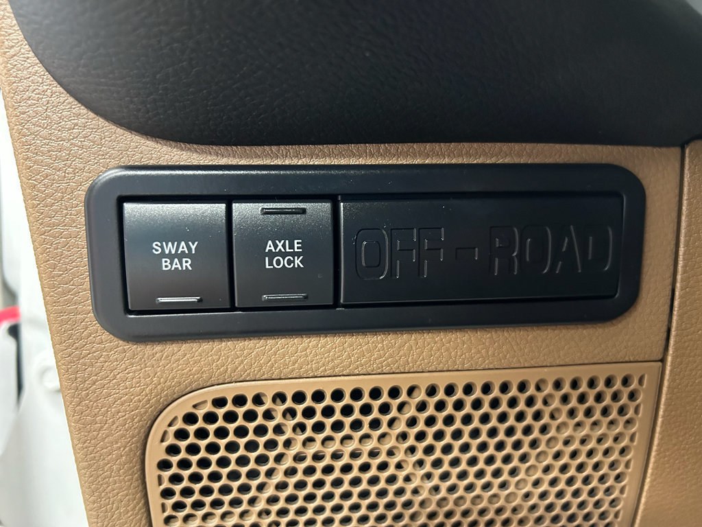 Used 2017 Jeep Wrangler Unlimited Rubicon w/ Connectivity Group AWD/4WD image 13
