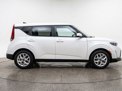 Used 2025 Kia Soul LX w/ LX Technology Package FWD image 11