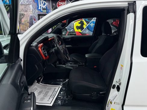 Used 2018 Toyota Tacoma TRD Sport AWD/4WD image 10