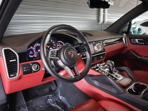 Certified 2023 Porsche Cayenne Platinum Edition AWD/4WD image 4