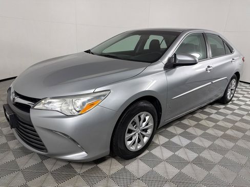 Used 2015 Toyota Camry LE image 9