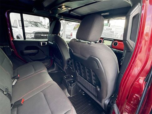 Used 2022 Jeep Wrangler Unlimited Rubicon w/ Cold Weather Group image 31