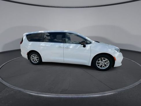 Used 2024 Chrysler Pacifica Touring-L FWD image 9