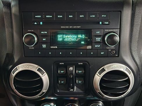 Used 2018 Jeep Wrangler Unlimited Sahara AWD/4WD image 35