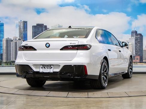 Used 2025 BMW 740i xDrive w/ Premium Package image 8