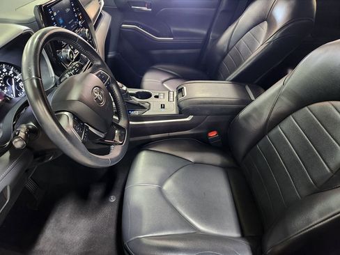 Used 2021 Toyota Highlander XLE image 31
