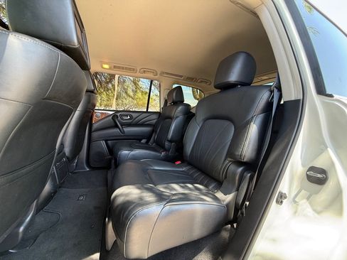 Used 2015 INFINITI QX80 4WD w/ Deluxe Technology Package image 16