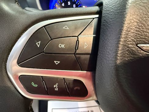 Used 2023 Chrysler Pacifica Touring-L image 45