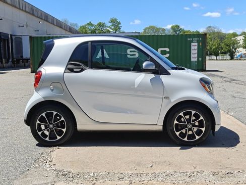 Used 2016 smart fortwo passion RWD image 2