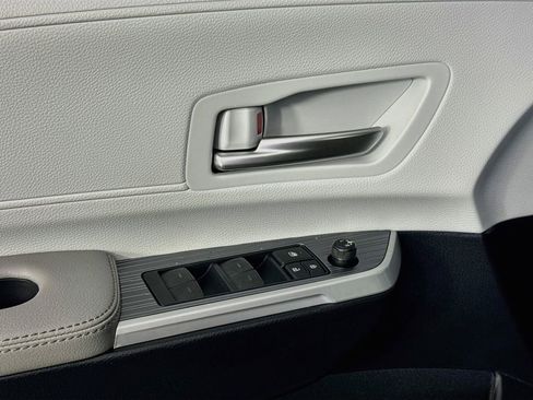 Used 2025 Toyota Sienna XLE FWD image 20