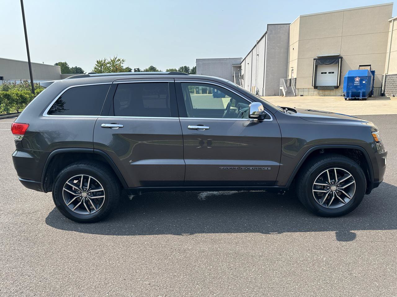 Used 2017 Jeep Grand Cherokee Limited AWD/4WD image 4