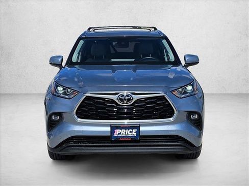 Used 2023 Toyota Highlander Limited FWD image 2