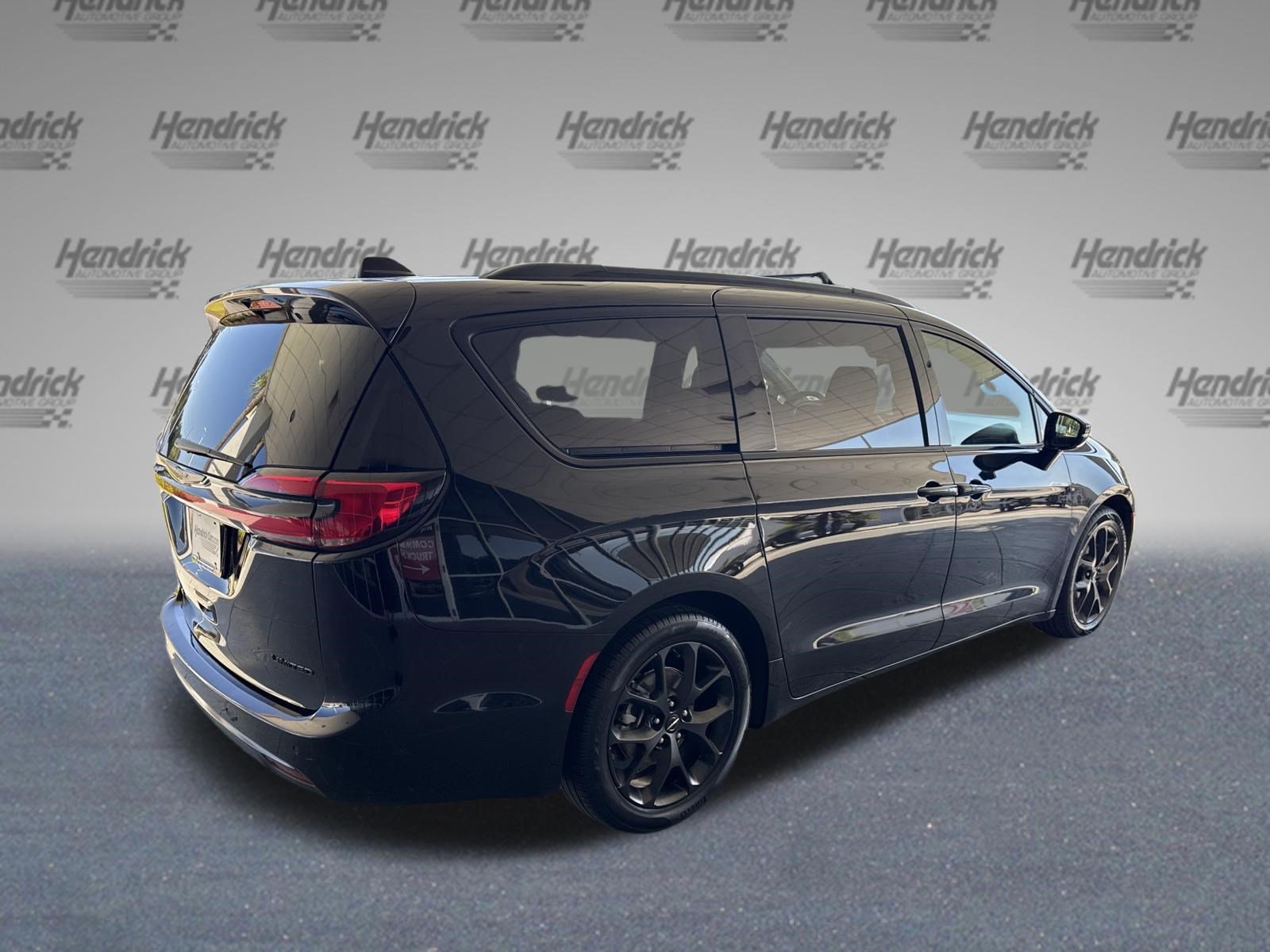 Used 2025 Chrysler Pacifica Limited FWD image 9