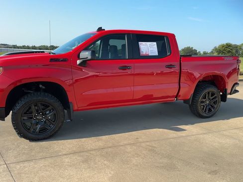 Used 2024 Chevrolet Silverado 1500 LT Trail Boss w/ LPO, Dark Essentials Package AWD/4WD image 4