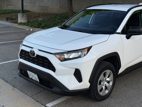Used 2021 Toyota RAV4 LE image 9