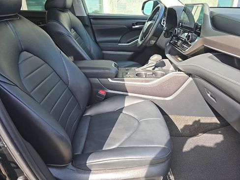 Used 2024 Toyota Highlander XLE FWD image 36