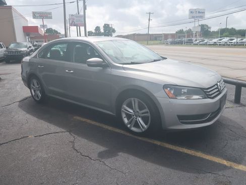 Used 2014 Volkswagen Passat 2.5 SE FWD image 2