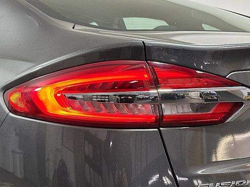 Used 2019 Ford Fusion SE image 32
