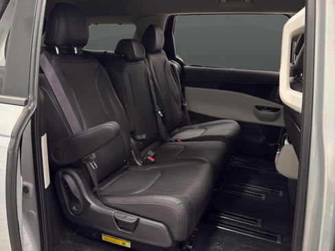 Used 2024 Kia Carnival EX FWD image 24
