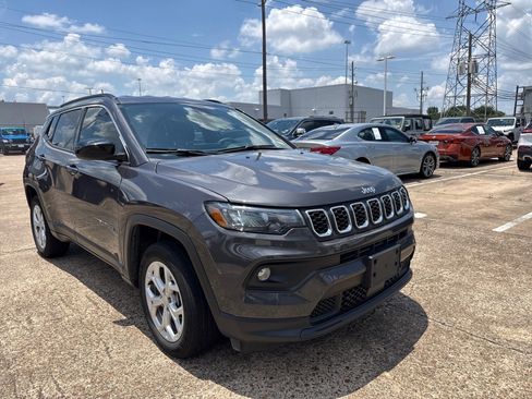 Used 2024 Jeep Compass Latitude w/ Convenience Group AWD/4WD image 1