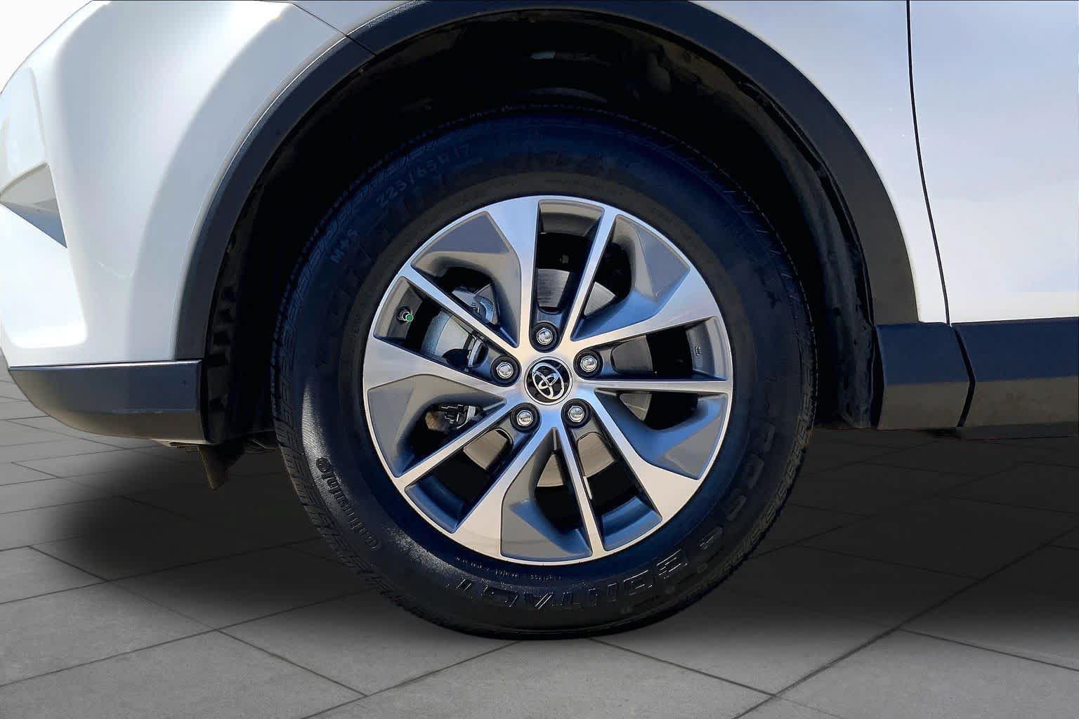 Used 2017 Toyota RAV4 XLE AWD/4WD image 11