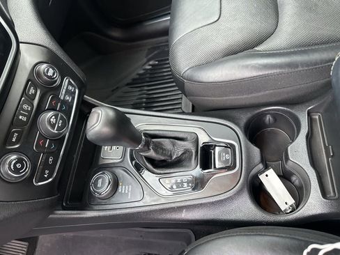 Used 2019 Jeep Cherokee Limited AWD/4WD image 18