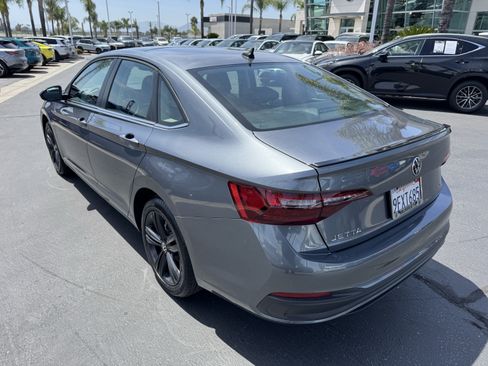 Certified 2023 Volkswagen Jetta SE w/ Panoramic Sunroof Package FWD image 8