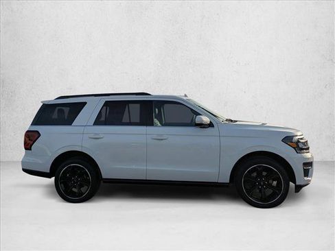 Used 2022 Ford Expedition Limited image 4