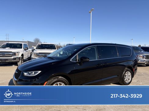 Used 2024 Chrysler Pacifica Touring-L image 1