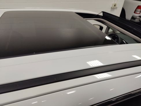 Used 2024 Chrysler Pacifica Limited image 6