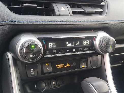 Used 2022 Toyota RAV4 SE image 17