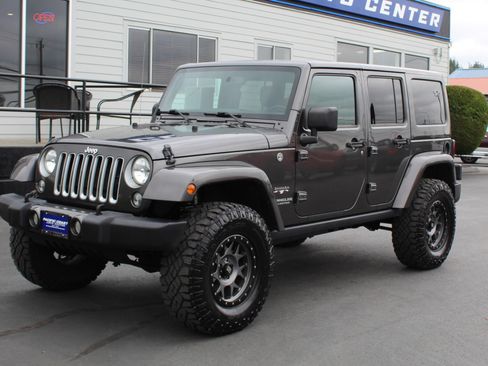 Used 2016 Jeep Wrangler Unlimited Sahara w/ Connectivity Group AWD/4WD image 2