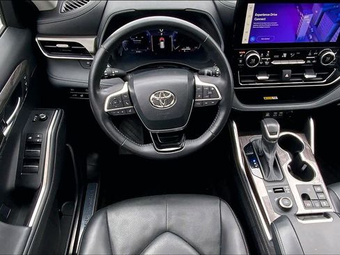 Used 2023 Toyota Highlander Limited AWD/4WD image 6