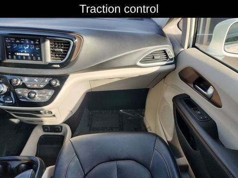 Used 2019 Chrysler Pacifica Touring-L image 23