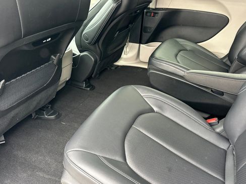 Used 2024 Chrysler Pacifica Select image 12