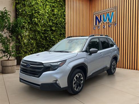 Used 2025 Subaru Forester Premium AWD/4WD image 3