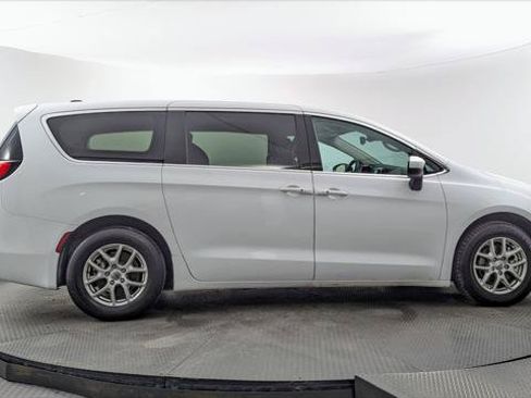 Used 2023 Chrysler Voyager LX FWD image 9
