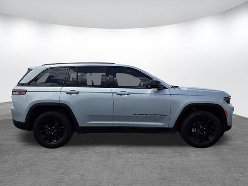 Used 2023 Jeep Grand Cherokee Altitude RWD image 3