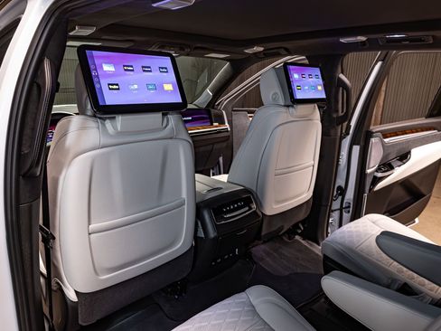 Used 2026 Cadillac Escalade ESV Platinum Sport w/ LPO, ONYX Package image 22