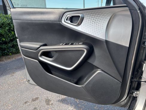 Used 2025 Kia Soul LX w/ LX Technology Package FWD image 18