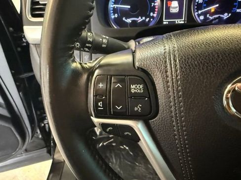 Used 2018 Toyota Highlander Plus w/ Carpet Mat Package (TMS) image 22