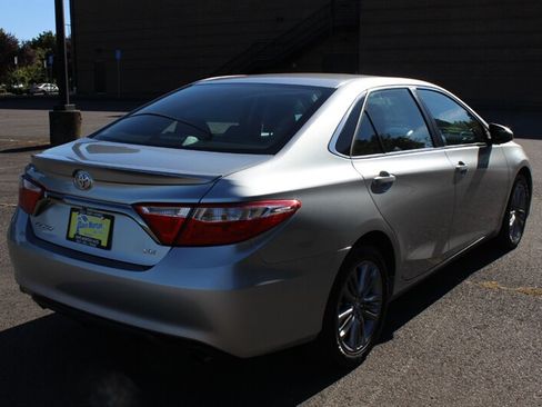 Used 2015 Toyota Camry SE w/ Moonroof Package FWD image 4