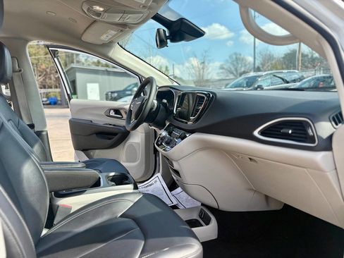 Used 2024 Chrysler Pacifica Touring-L image 20